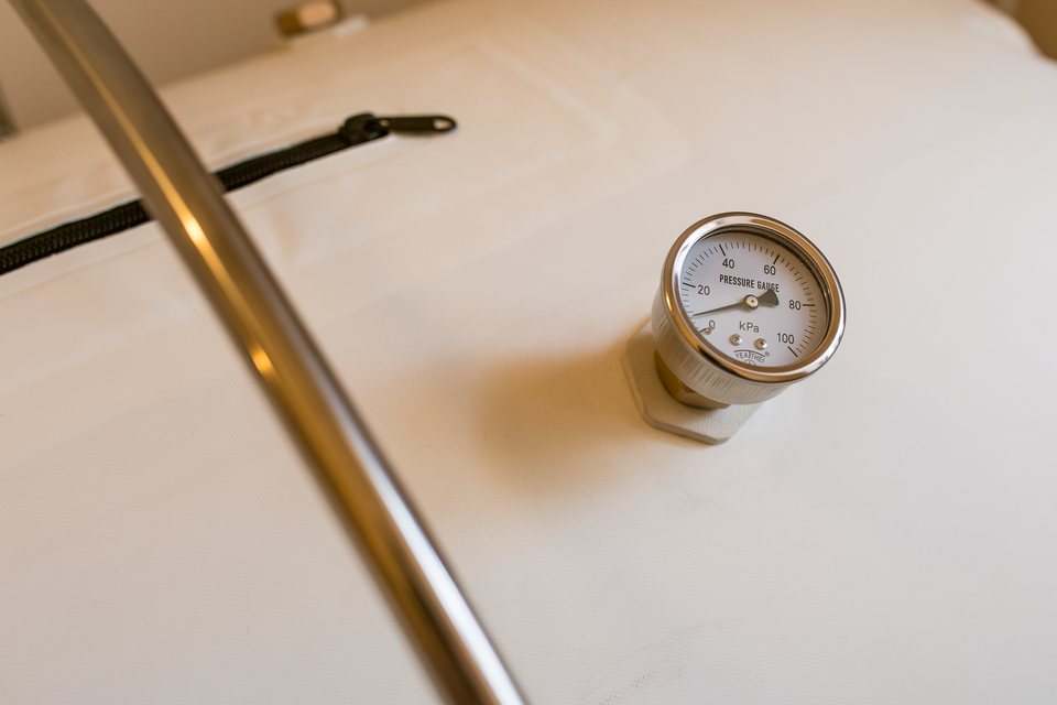 Detail tlakomeru na povrchu hyperbarickej komory