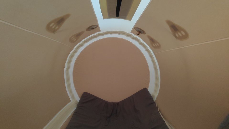 Detail lôžka a vnútorného priestoru hyperbarickej komory