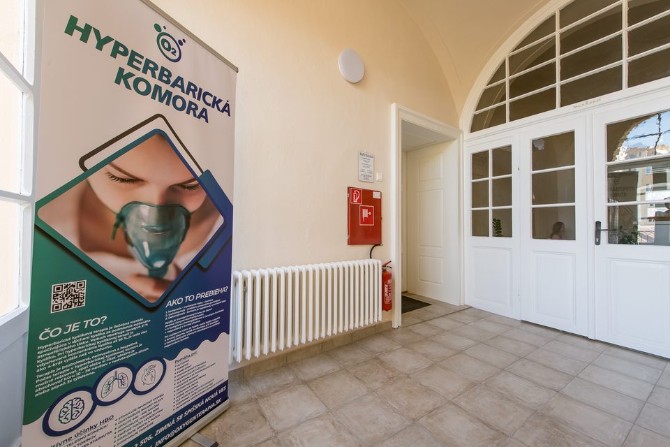 Vstupná chodba s informačným bannerom pri pracovisku